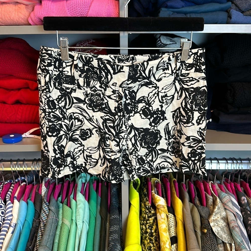 Loft cream with black flowers 4” shorts size 0